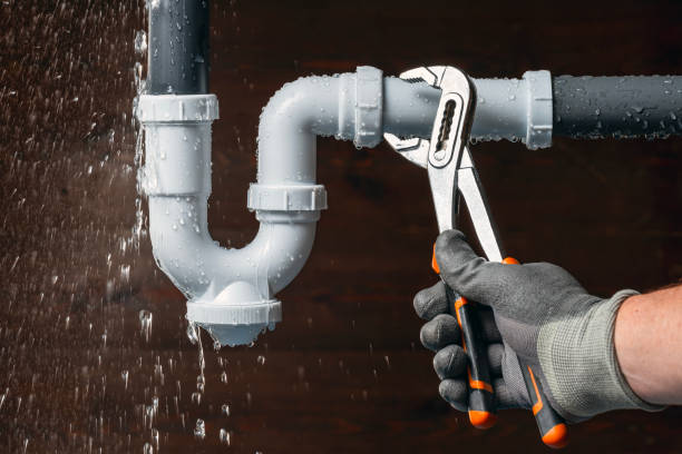 Professional Gas Line Repair technician working in Robins, IA